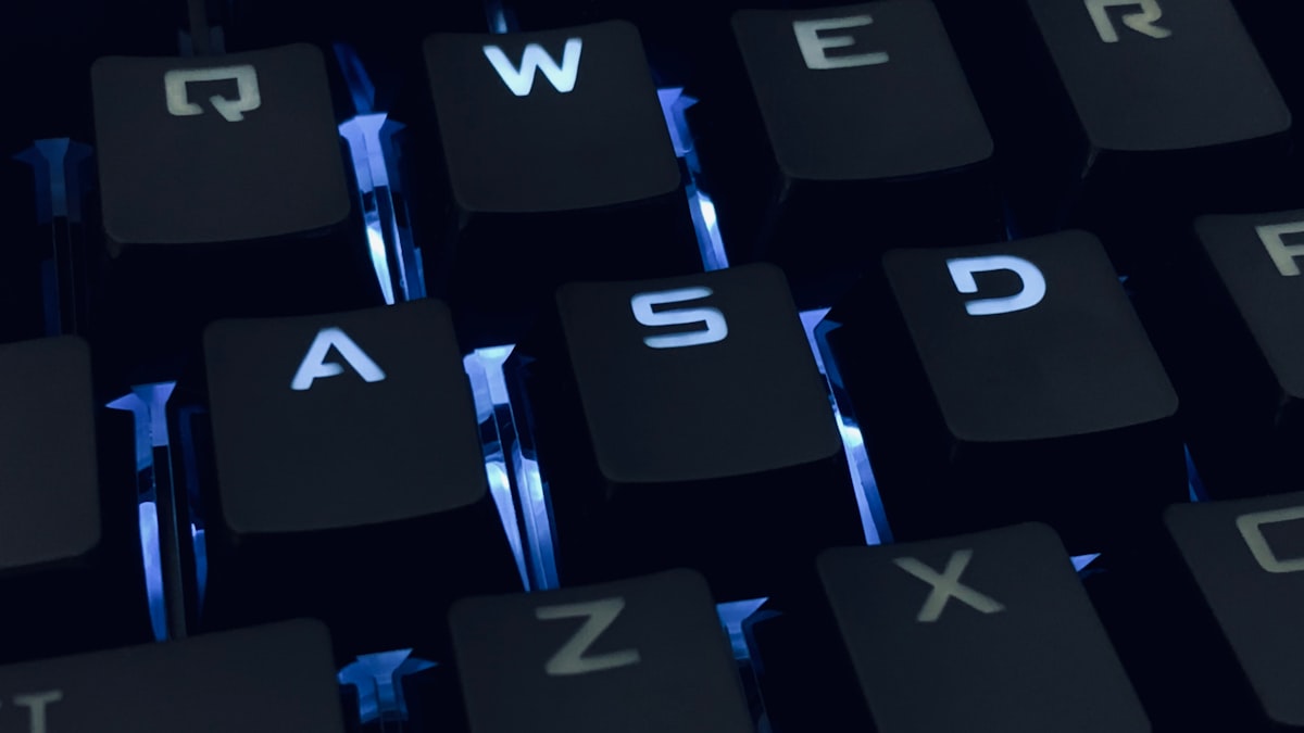 Volti noti clonati, video falsi e siti identici agli originali: l'intelligenza artificiale ha reso le frodi cripto molto più difficili da smascherare.
